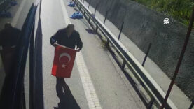 İstanbul'da otobüs şoförünün yoldaki Türk bayrağını yerden alması kamerada