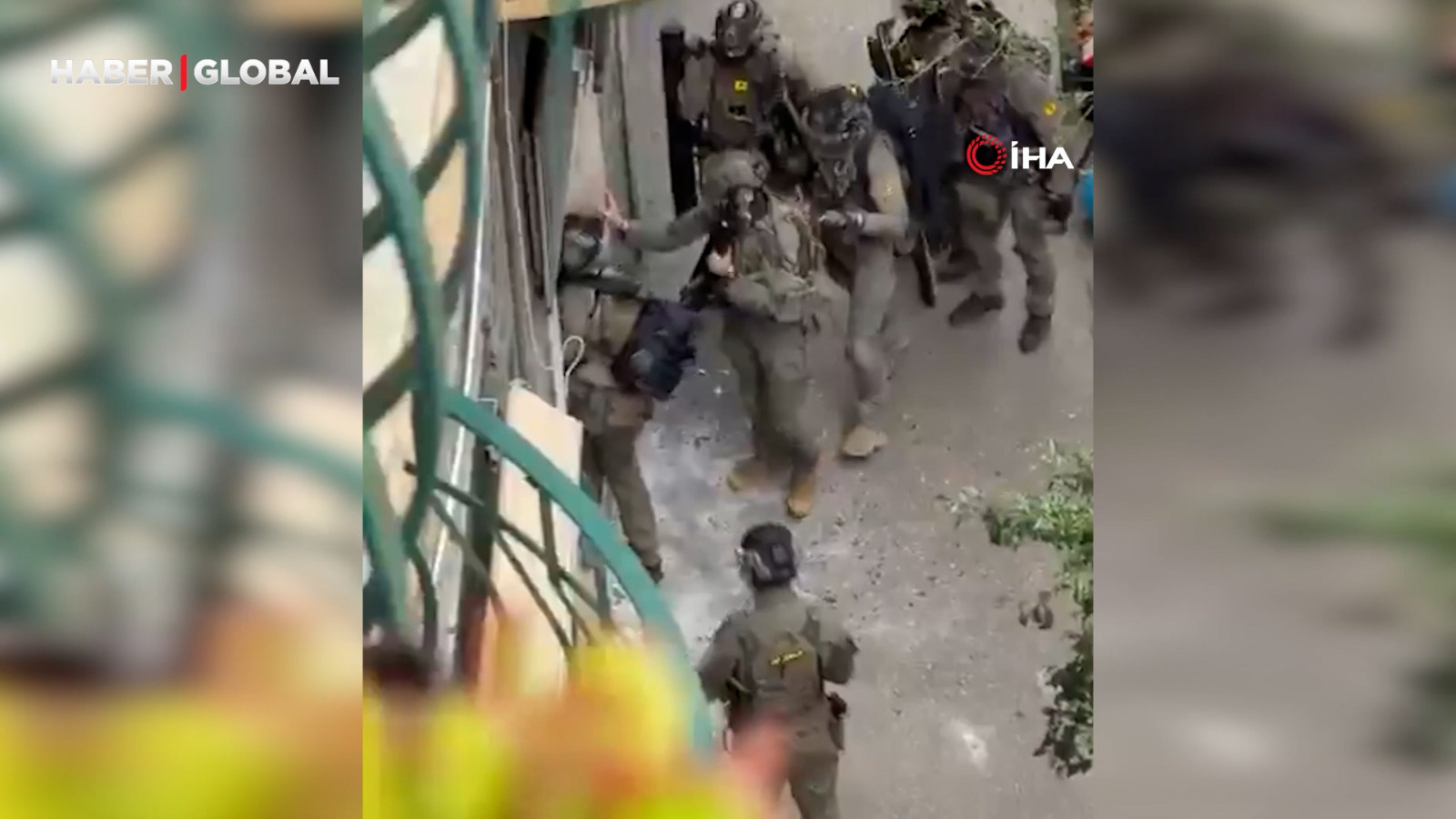 İtalya'da filmleri aratmayan banka soygunu, 25 kişi rehin alındı!