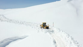 Kentte son 66 yılın en sert kışı; yol açma çalışması sürüyor