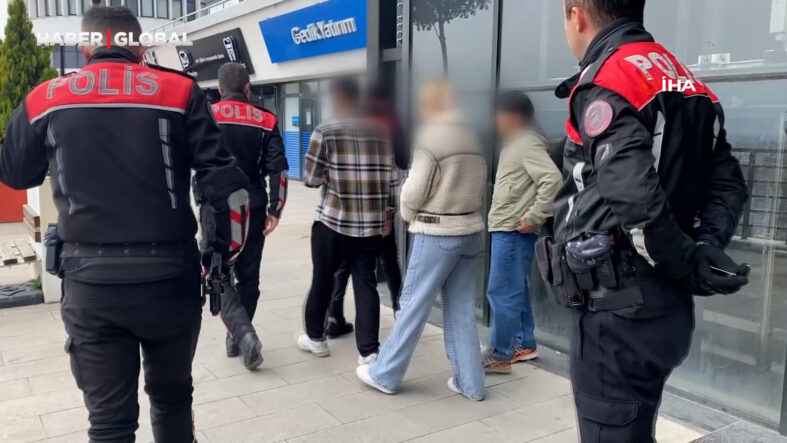 Kız kardeşini kafede bir erkekle görünce ortalığı dağıttı