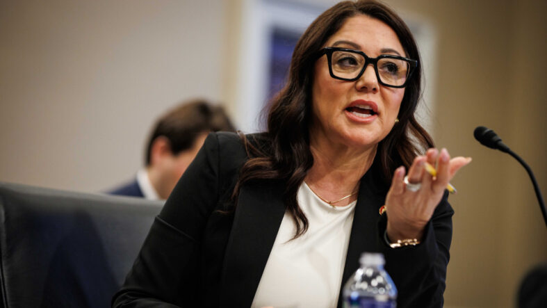 Korumasıyla birlikte olan, mesaide alkol alan 'yozlaşmanın sembolü' ABD'li Bakan görevinden ayrılıyor