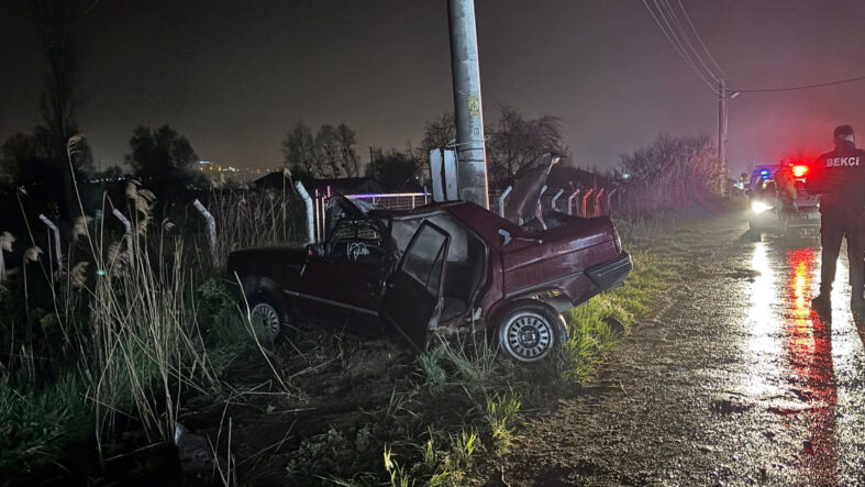 Kütahya'da otomobil beton direğe çarptı: 1 ölü, 1 yaralı