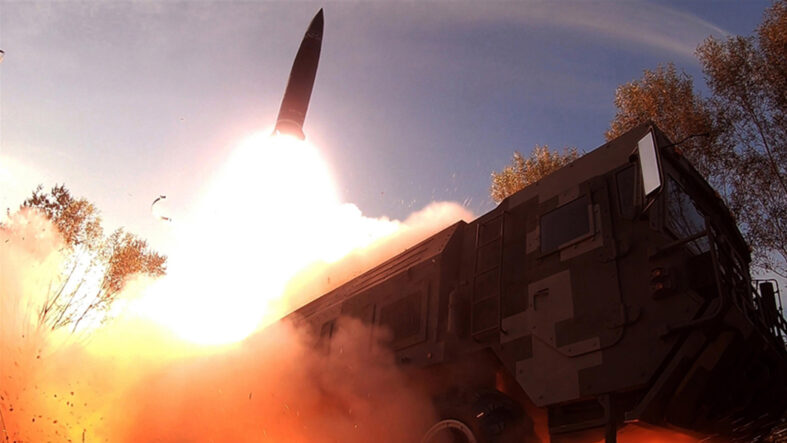 Kuzey Kore'den İran gerilimi ve diplomasi trafiği gölgesinde gövde gösterisi