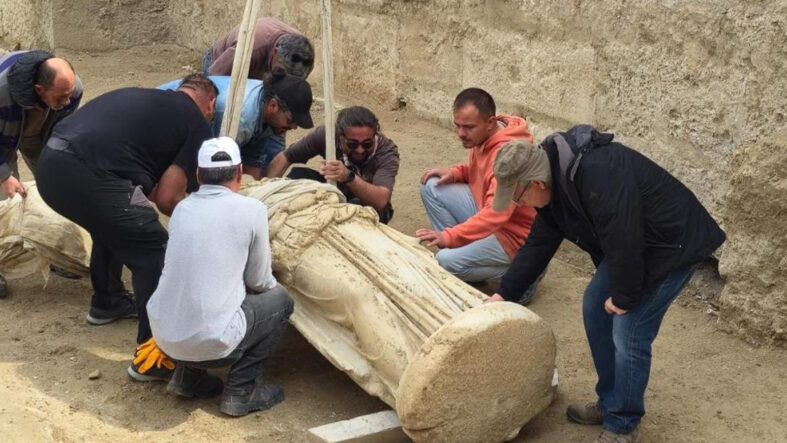 Laodikeia’da 2 metrelik Athena heykeli gün yüzüne çıkartıldı