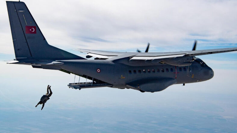 NATO'dan "Türk paraşütçü" paylaşımı