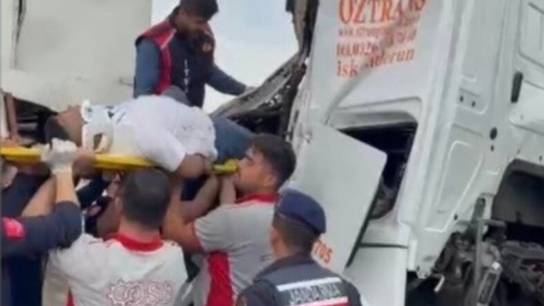 Osmaniye’de TIR OSB giriş kapısına çarptı, sürücü kabinde sıkıştı