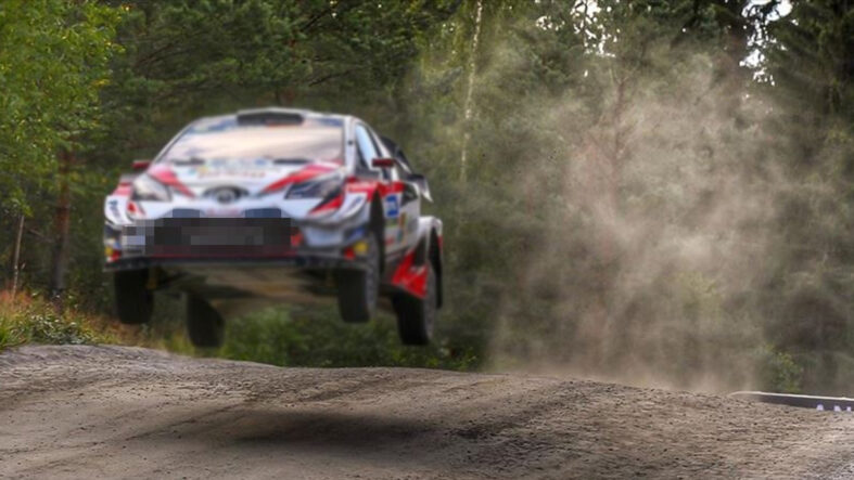 Rallide feci kaza: Takla atan araç seyircilerin arasına daldı