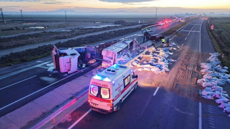 Refüje devrilen tıra yardım etmek için duran araca başka araç çarptı: Ölü ve çok sayıda yaralı var