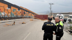 Şiddetli fırtına tırda taşınan konteyneri uçurdu!