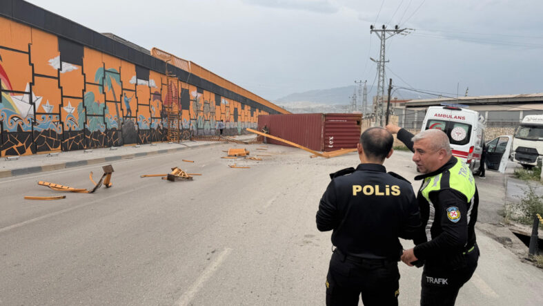 Şiddetli fırtına tırda taşınan konteyneri uçurdu!
