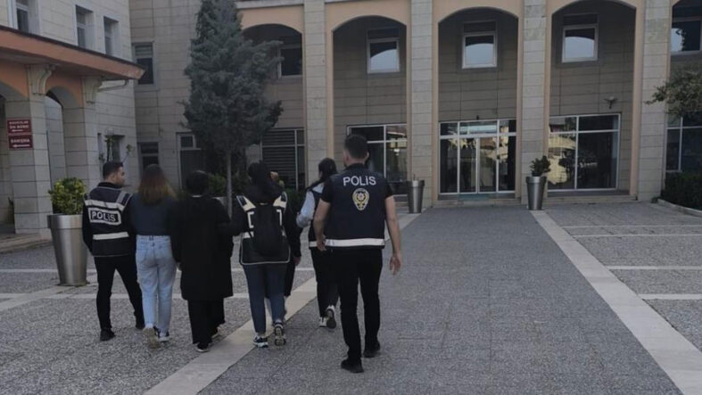 Siirt’te kapıları kartla açıp hırsızlık girişiminde bulunan 3 kadın tutuklandı