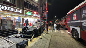 Sivas'ta devrilen otomobilin çarptığı 2 iş yerinde hasar oluştu