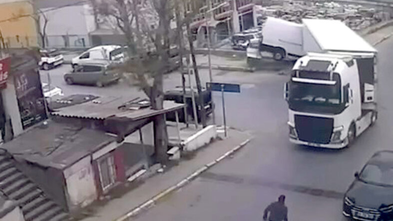 Sürücünün el frenini çekmeyi unuttuğu tır minibüse çarptı