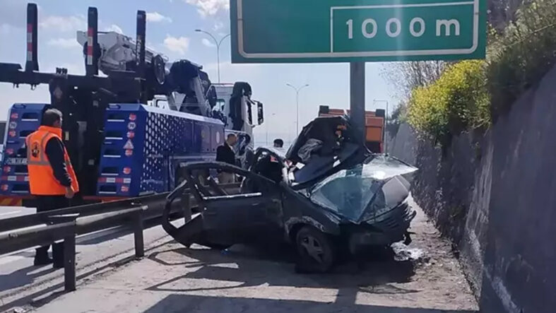 TEM Otoyolu'nda feci kaza: Otomobil yön levhasına saplandı