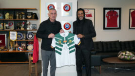 TFF'yi ziyaret eden Rigobert Song, Hacıosmanoğlu'na forma hediye etti