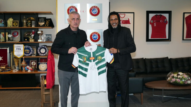 TFF'yi ziyaret eden Rigobert Song, Hacıosmanoğlu'na forma hediye etti