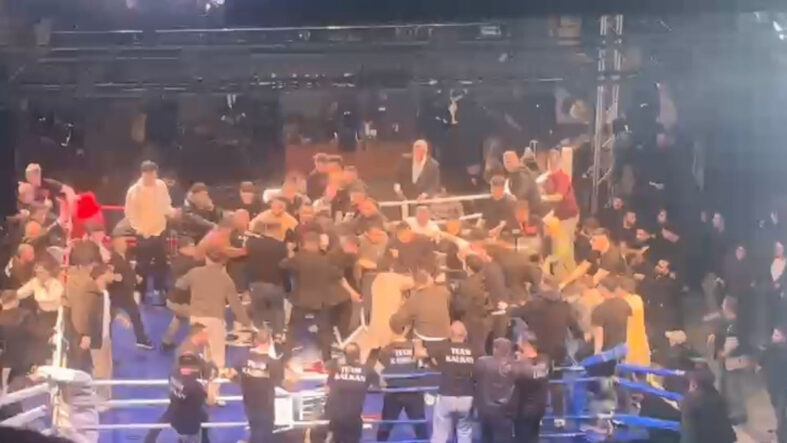 Trabzon'da boks maçında kavga: Onlarca kişi ringe çıkıp yumruklaştı