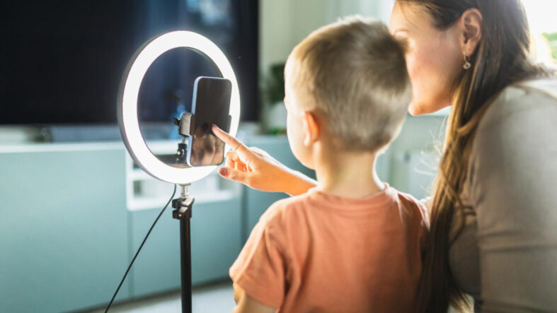 Ülkelerin deneyimleri incelendi! Çocuklara 'karanlık platform' tehlikesi