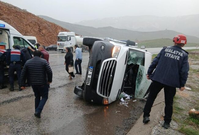 Malatya’da yolcu minibüsü devrildi: 12 yaralı