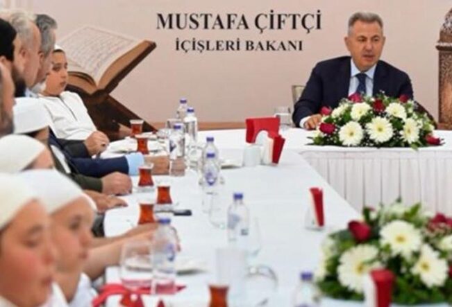 Bakan Çiftçi'den hafız adaylarına yemek jesti