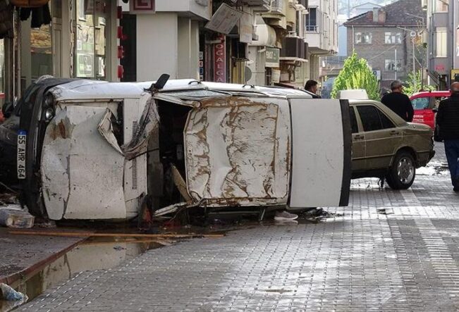 Samsun'u sel vurdu! Felaketin boyutu kamerada: Araçlar suda böyle sürüklendi