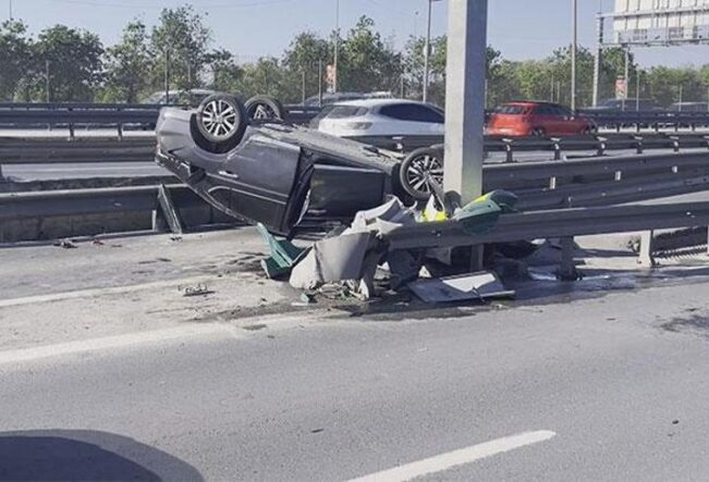 İstanbul'da feci kaza: Bariyerlere çarparak takla attı