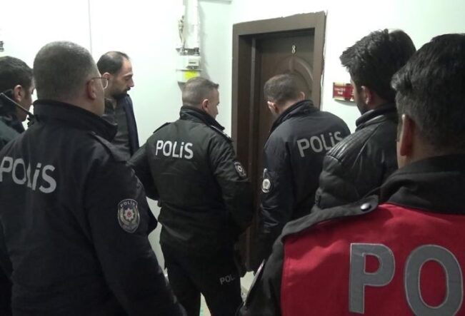 Anneannesini bıçakla yaralayıp rehin aldı, teyzesi güçlükle ikna etti