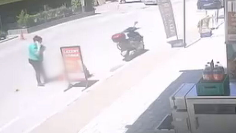 Adana'da bir kadın 1,5 yaşındaki çocuğunu sokak ortasında tekmeledi