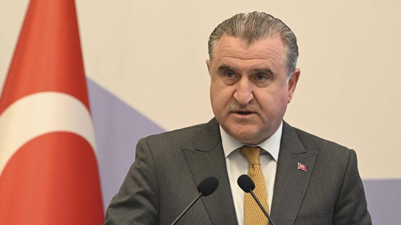 Bakan Bak, Galatasaray'ın şampiyonluğunu tebrik etti
