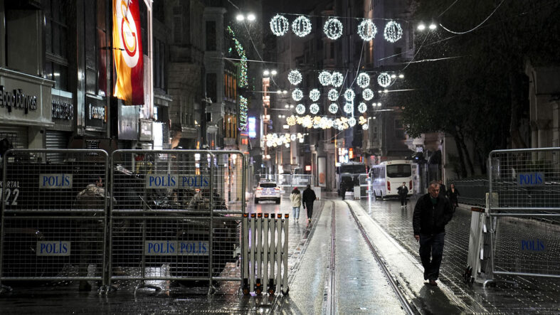Beyoğlu, Şişli, Beşiktaş, Kadıköy ve Kartal'da bazı yollar araç, metro ve yaya geçişine kapatıldı