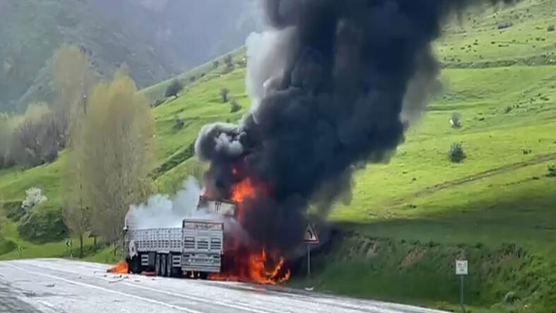 Bitlis'te feci kaza! 2 tır kafa kafaya çarpıştı: Ölüler var