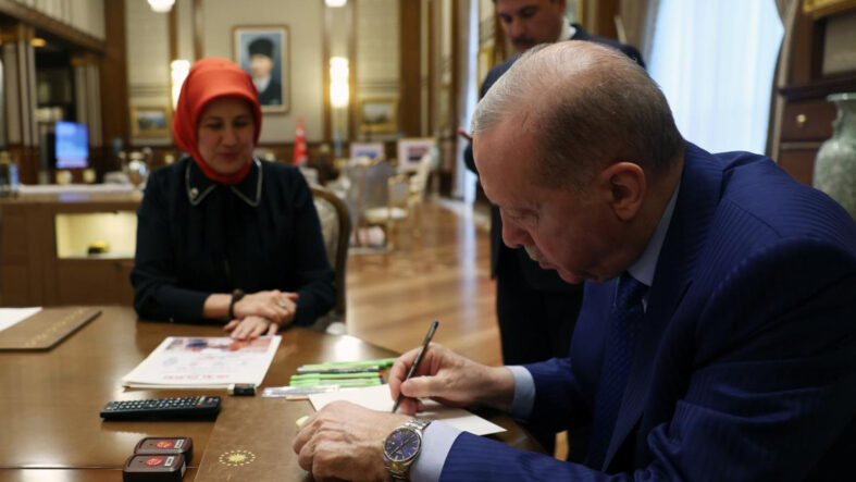 Cumhurbaşkanı Erdoğan, Türk Kızılay'a kurban bağışı yaptı