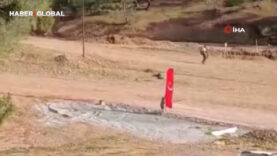 Duyarlı çocuk yere düşen bayrağı almak için piste koştu