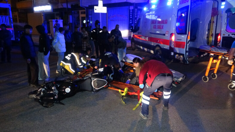 Edirne'de motosiklet ile kamyonet çarpıştı: İki yaralı