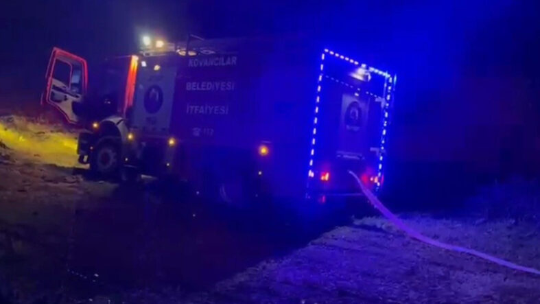 Elazığ'da yangına giden itfaiye aracı çamura saplandı