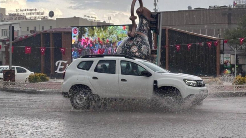 Erzincan’da sağanak nedeniyle cadde ve sokaklar su altında kaldı