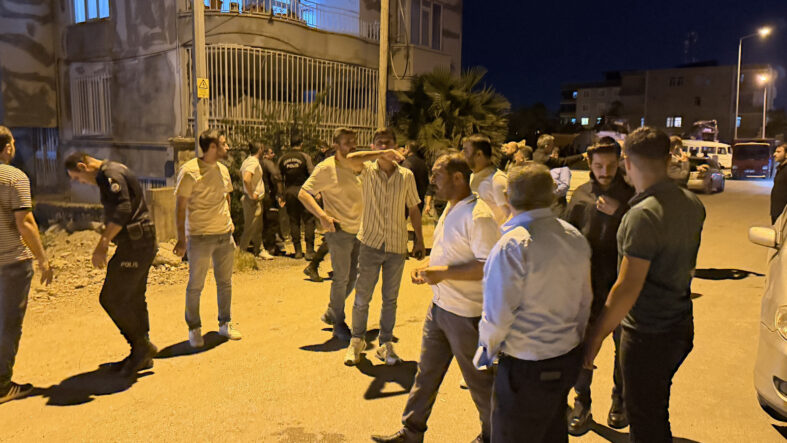 Ev sahibi ile kiracı arasında bıçaklı, sopalı, taşlı kavga: Çok sayıda yaralı var