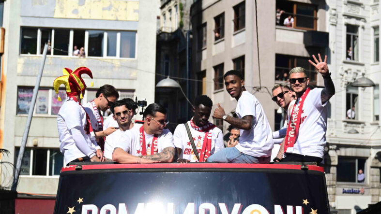 Galatasaray üst üste 4. şampiyonluğunu kutladı