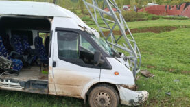 Hakkari'de yolcu minibüsü direğe çarptı: Çok sayıda yaralı var