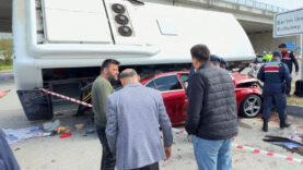 Halk otobüsü otomobilin üzerine devrildi; yaralılar var