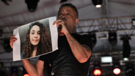 Haluk Levent, Tunceli'deki konserde Gülistan Doku’nun posterini açtı
