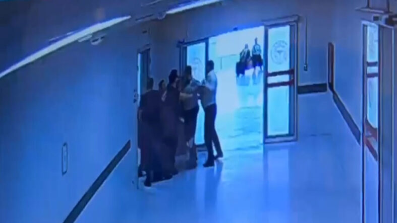 Hatay'da radyasyon odasına zorla giren hasta yakını doktora saldırdı
