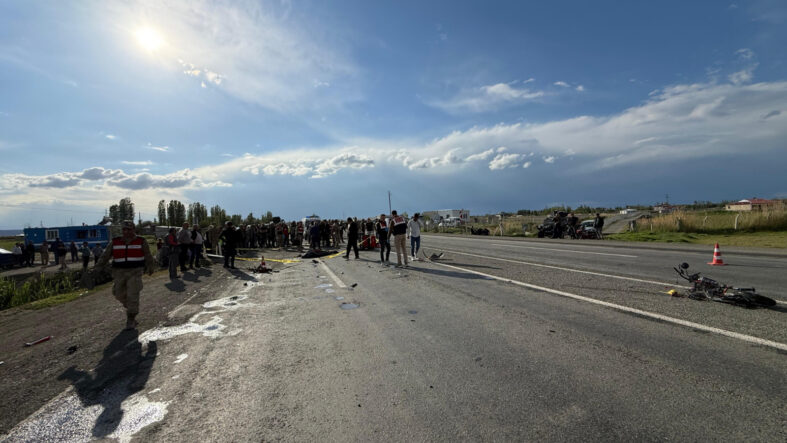 Iğdır'da otomobilin çarptığı motosikletli can verdi