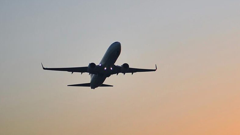 İkinci pilotu fenalaşan yolcu uçağı Kazakistan'a acil iniş yaptı