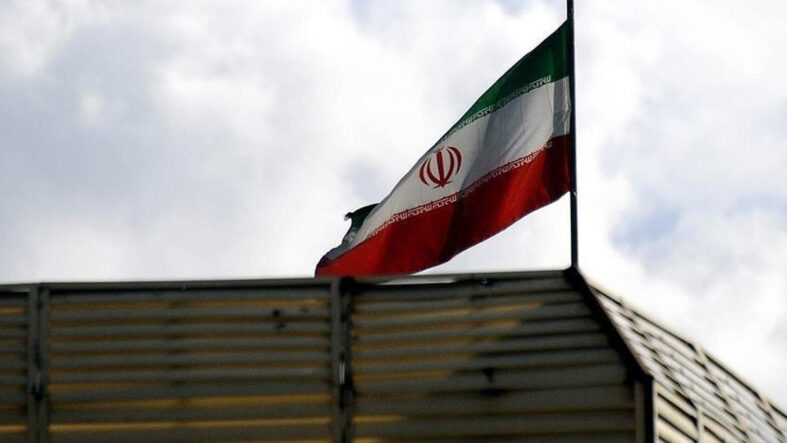 İran'da feci kaza: Devrilen yolcu otobüsündeki 8 kişi hayatını kaybetti