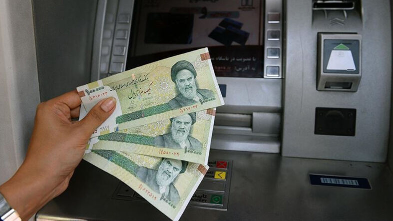 İran'da tarihte ilk: Dolar rekor kırdı