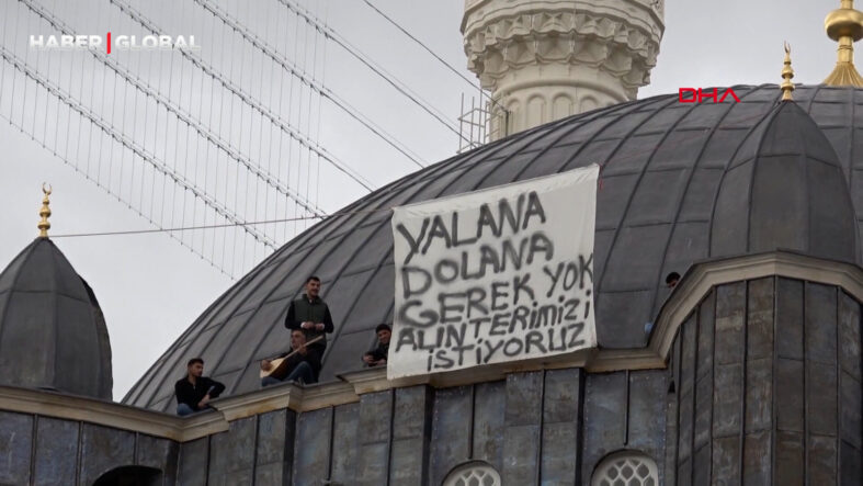 İşçilerden caminin kubbesinde sazlı türkülü protesto: Alınterimizi istiyoruz