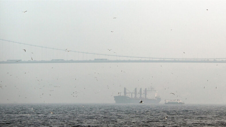 İstanbul Boğazı'nda gemi arızası: Trafik çift yönlü askıya alındı