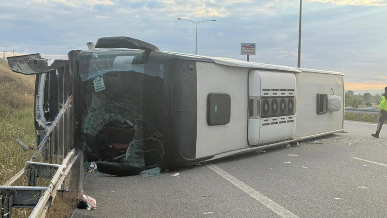 İstanbul-İzmir Otoyolu'nda yolcu otobüsü devrildi: Çok sayıda yaralı var