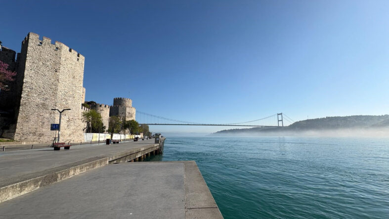 İstanbul sise gömüldü: Boğaz hattı gemi trafiğine kapatıldı